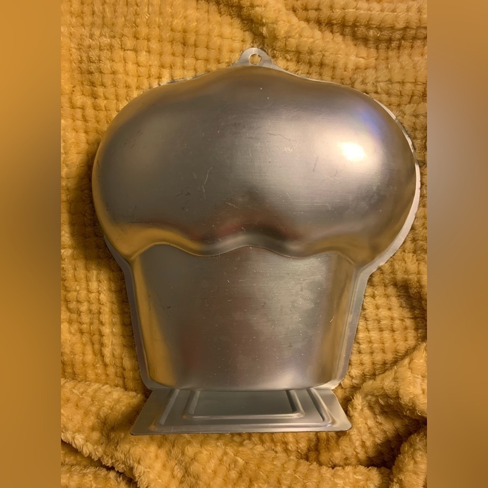 GIANT CUPCAKE cake pan. Vintage Wilton. Good used condition.